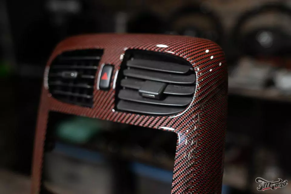 Chevrolet Corvette. Ламинация деталей интерьера черно-красным карбоном!